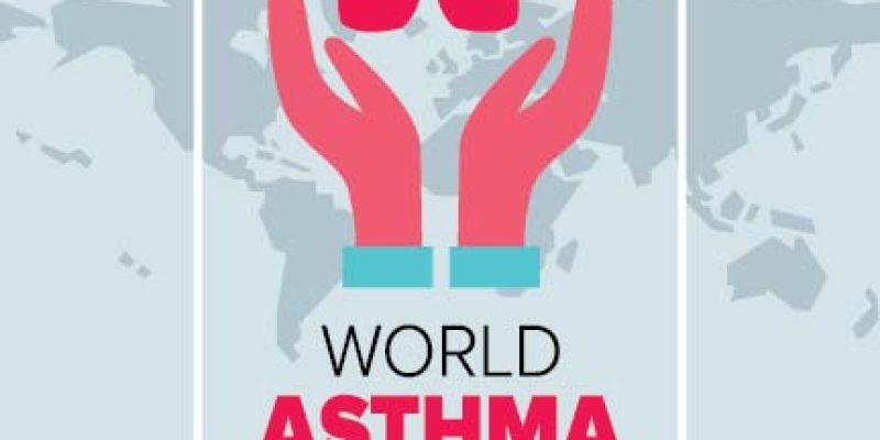 World asthma day awareness poster with healthy lungs caring in hand illustration – free vector