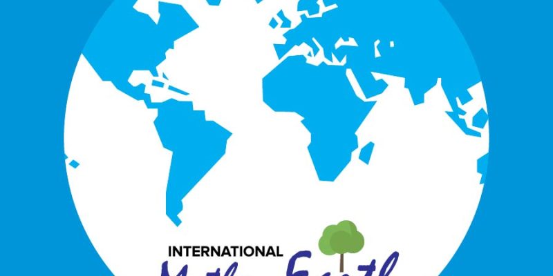 Mother earth day blue background with earth illustration – free vector