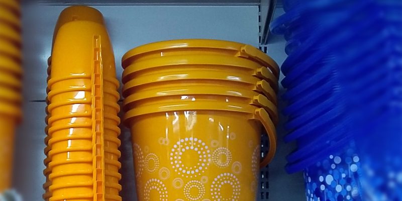 Plastic mug in store -free photo