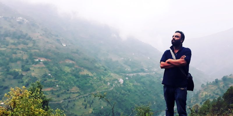 Rear view of man looking  at sky in mountains – free photo