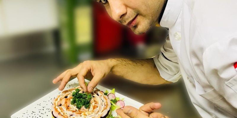 Man enjoying with pizza – free photo