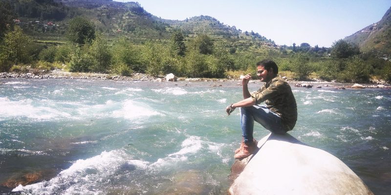 Tourist looking at beautiful water scenery in river – free photo
