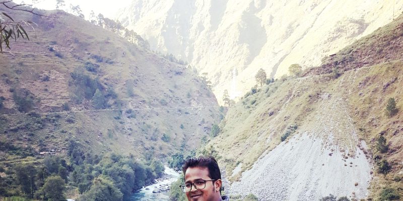 Young happy man looking at beautiful landscape – free photo