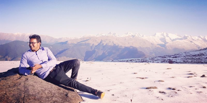 Tourist looking at beautiful landscape – free photo