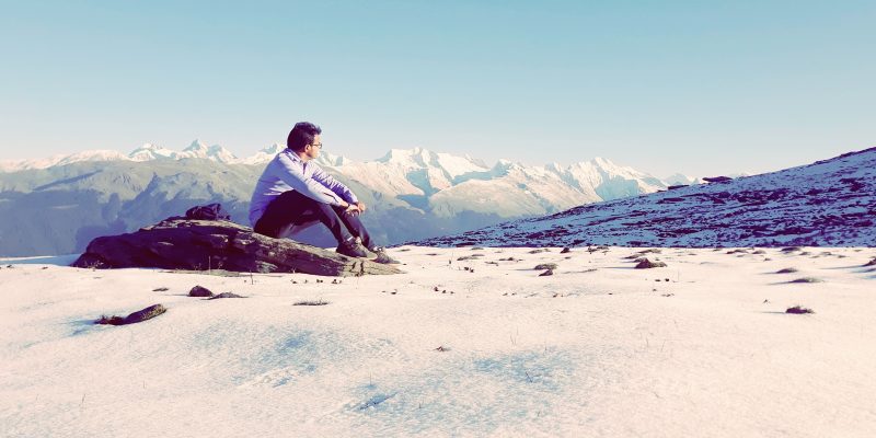 Tourist looking at beautiful ice landscape on mountain – free photo