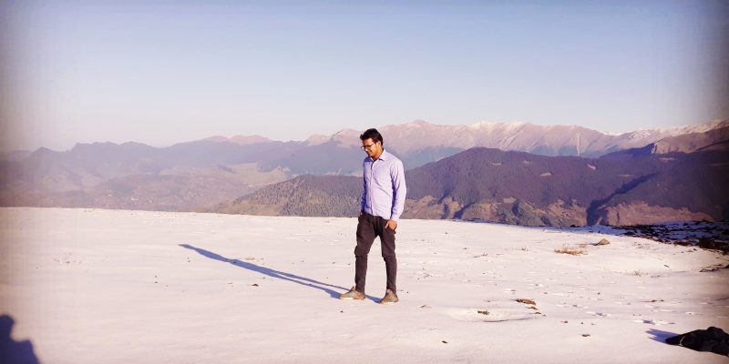 Tourist looking at beautiful ice landscape on mountain – free photo