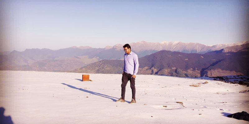 Tourist looking at beautiful landscape – free photo