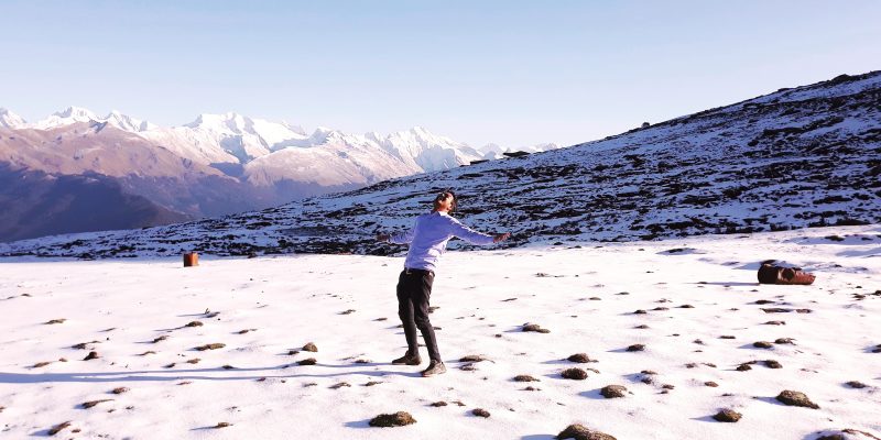 Young happy man enjoying at the beautiful landscape – free photo