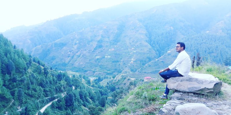 Tourist looking at beautiful landscape – free photo