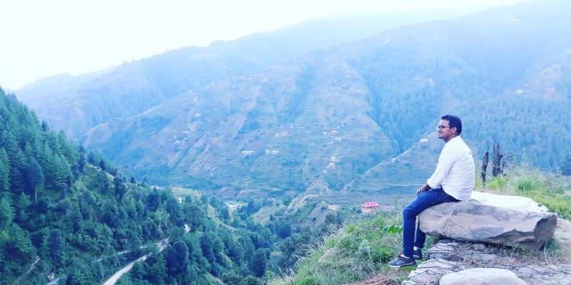 Young tourist looking at beautiful landscape – free photo