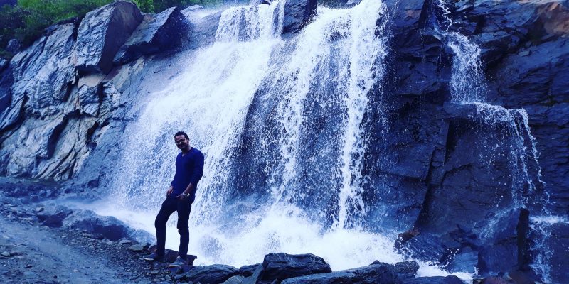 Young traveler enjoy with waterfall – free photo