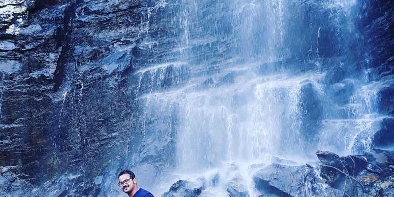 Young traveler enjoy with waterfall – free photo