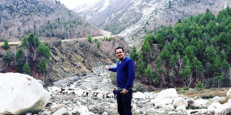 Young man looking at beautiful landscape – free photo