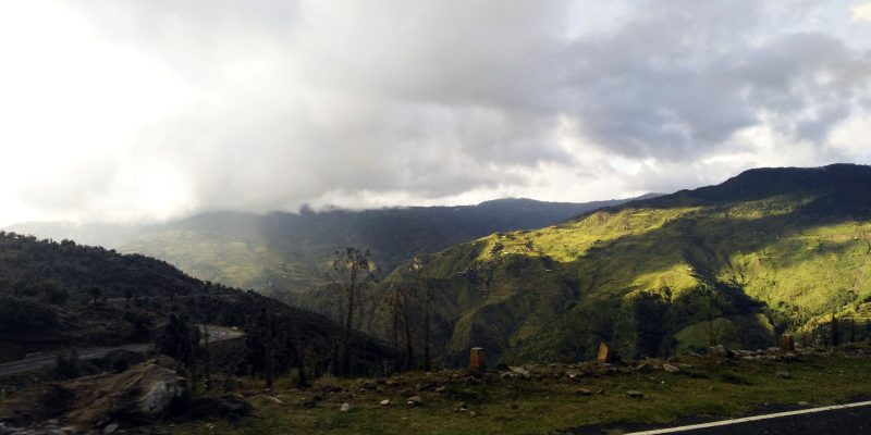 Mountains with snow landscape at Uttrakhand, India – free photo