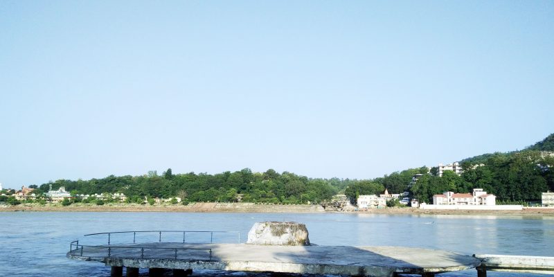 Beautiful river view with town background image – free photo