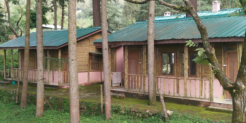 Resorts, traditional wooden hut in the mountains  area – free photo