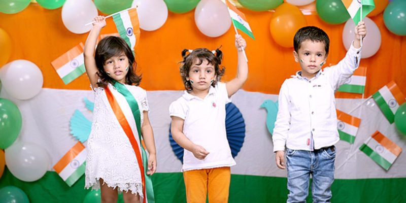 Children with Indian national flags with tiranga & balloon  – free photo